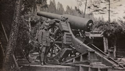 Álbum "Meine weltkriegs - Erinnerungen South-West Front (Carintia, Italia, Tirol del Sur) 31/03/1915-12/11/1918 - Josef Zohles Wien": soldado con arma de Josef Zohles