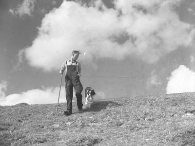 Un pastor y su perro pastor paseando por Martindale de Joseph Hardman