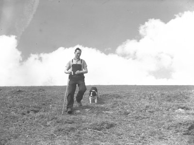 Un hombre y su perro pastor paseando por Martindale de Joseph Hardman