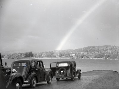 Coches aparcados en Loughrigg Tarn de Joseph Hardman