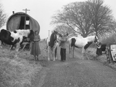 Furgoneta con aros en el arcén de la carretera con gitanos y caballos de Joseph Hardman