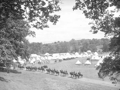Caballería montada avanzando por la carretera hacia su campamento con tiendas al fondo. de Joseph Hardman