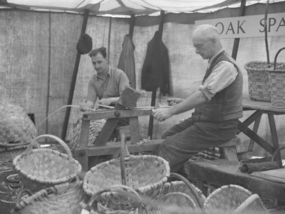 Dos cesteros a las yeguas en una exposición de Joseph Hardman