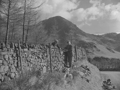 Dos amuralladores trabajando en la pared de Joseph Hardman