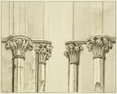 Cuatro capiteles cerca de la puerta de la sacristía de San Marcos de Joseph Manning