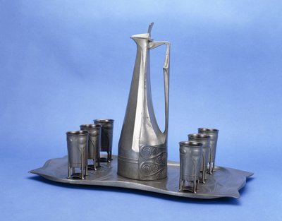 Un juego de licor de peltre de ocho piezas de Edelzinn de Joseph Maria Olbrich