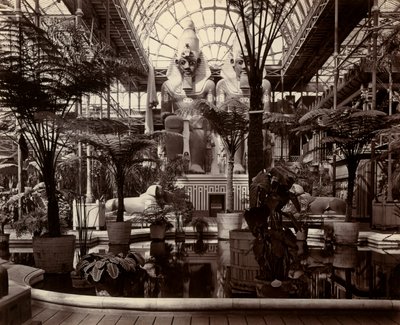 El Palacio de Cristal en Londres: interior del transepto norte, c.1870 de Joseph Paxton