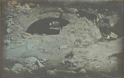 Atenas. Templo de Minerva Poliade (primeros planos) / [Apertura de cisterna al pie del Erecteión, Acrópolis, Atenas] de Philibert Joseph Girault de Prangey