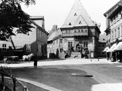Un viejo hotel en la plaza del pueblo, Goslar, c.1910 de Jousset