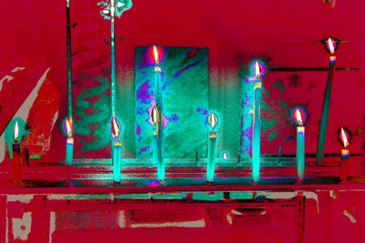 All But One, de la serie, Votive Candles, 2015 (fotografía) de Joy Lions