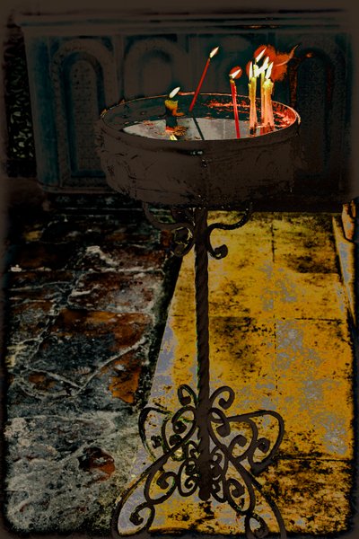 Velas devocionales; de la serie Iglesia del Santo Sepulcro, 2016 (fotografía). de Joy Lions