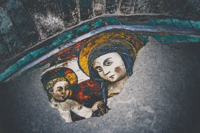 Virgen con el Niño, de la serie, María y Jesús en Savonna, 2015 (fotografía). de Joy Lions