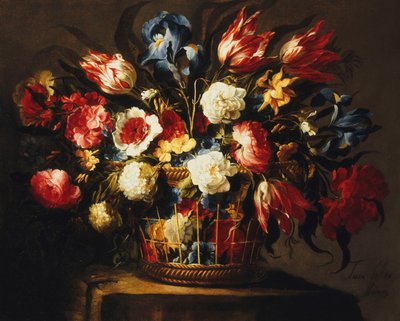 Flores en una canasta sobre un borde de piedra de Juan de Arellano