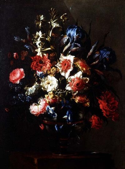 Iris, peonías, convolvuli y otras flores en una urna sobre un pedestal de Juan de Arellano