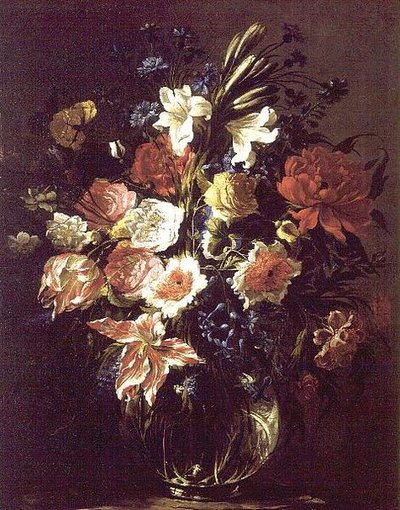Lirios, peonías, tulipanes, acianos y otras flores en un jarrón de vidrio sobre un pedestal de Juan de Arellano