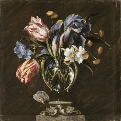 Tulipanes, narcisos, lirios y otras flores en un jarrón de vidrio sobre un soporte esculpido, con una mariposa de Juan de Arellano