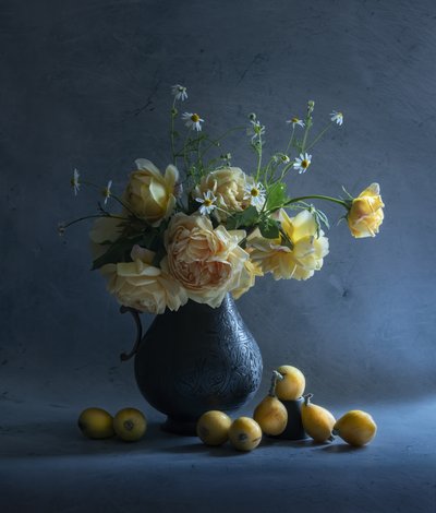 Naturaleza muerta floral oscura de Judy Tseng
