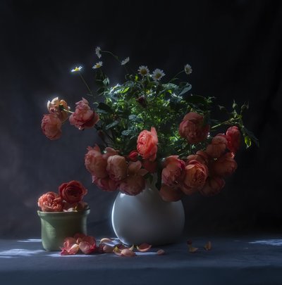 Naturaleza muerta con rosas melancólicas de Judy Tseng