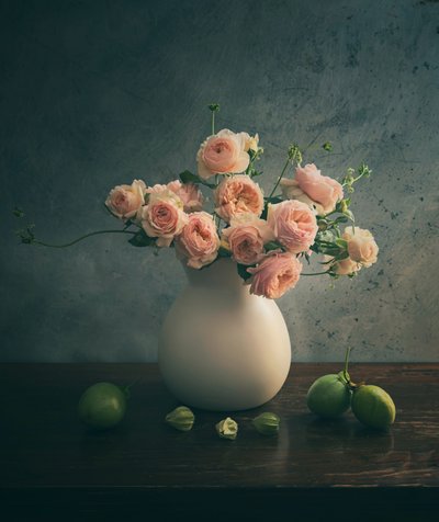 Naturaleza muerta con rosas rosas de Judy Tseng