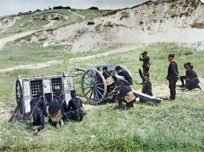 Soldados franceses con un mortero, durante la Batalla del Marne al este de París, septiembre de 1914 de Jules Gervais Courtellemont