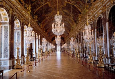 Arquitectura: vista de la Galería de los Espejos en Versalles restaurada por el arquitecto Jules Hardouin-Mansart y construida entre 1678 y 1684. Castillo de Versalles, Versalles de Jules Hardouin Mansart