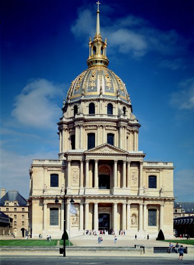 Exterior de la iglesia, comenzada en 1676 de Jules Hardouin Mansart