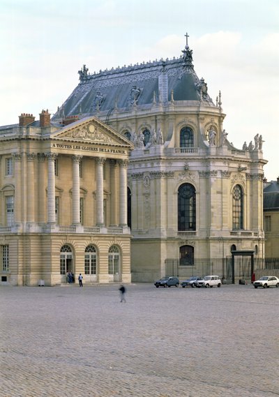 La Capilla Real completada por Robert de Cotte, comenzada en 1699 según los planos preparados en 1689, dedicada en 1710 de Jules Hardouin Mansart