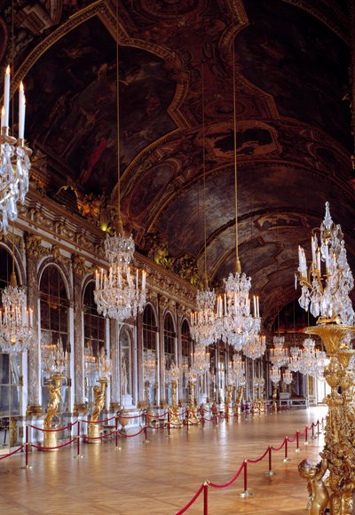 Vista de la Galería de los Espejos en Versalles restaurada, construida en 1678 por Jules-Hardouin Mansart. Château de Versailles de Jules Hardouin Mansart