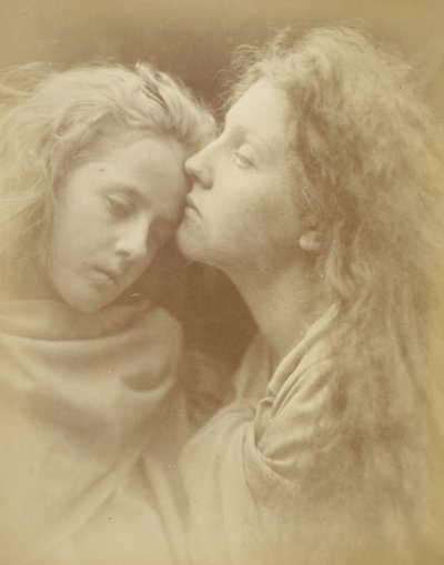 («The Kiss of Peace»  - El beso de la paz)  - Mary Ann Hillier (¿y Florence Anson) de Julia Margaret Cameron