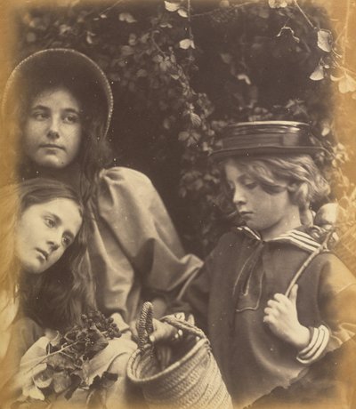 Elizabeth Keown, Kate Keown y Freddy Gould, c. 1866-1868 de Julia Margaret Cameron