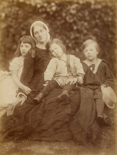 Sra. Herbert Duckworth con Florence Fisher, George Duckworth y Herbert Fisher, agosto de 1872 de Julia Margaret Cameron
