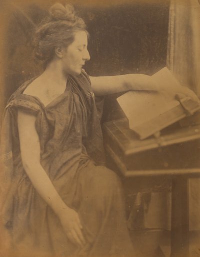 [Mujer en túnicas leyendo un libro], 1870 de Julia Margaret Cameron