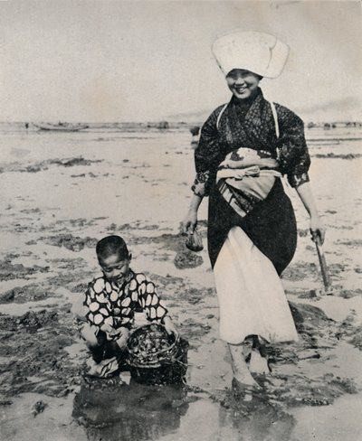 Cavando almejas en la marea baja en la bahía de Tokio, c1900 de Julian Leonard Street