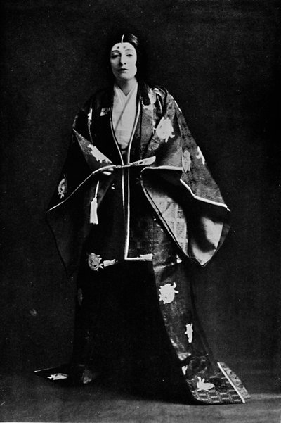 Sra. Charles Burnett en un traje de corte japonés del siglo XV. Poemas de la Sra. Burnett escritos en japonés de Julian Leonard Street