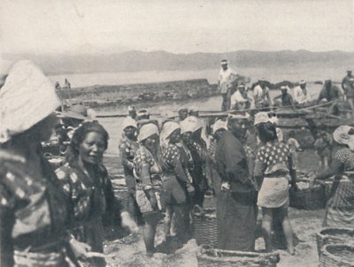 Tai-no-ura - barcos de pesca, hombres y mujeres con redes y cestas, c1900 de Julian Leonard Street