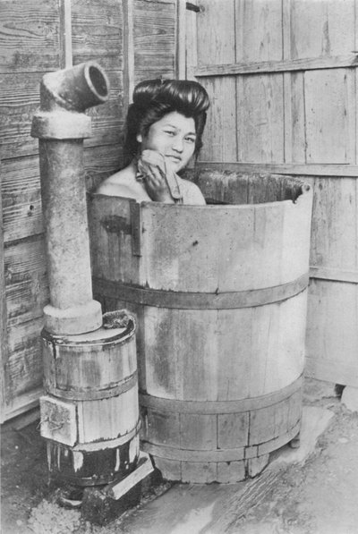 El baño es un gran barril con estufa de carbón. Frecuentemente al aire libre, c. 1900, 1921 de Julian Leonard Street