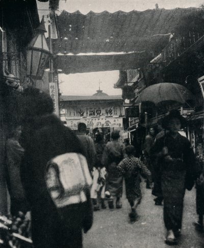 La calle del teatro en Kioto es una de las carreteras más interesantes del mundo, c1900, 1921 de Julian Leonard Street