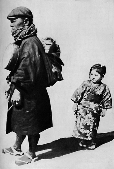 Con su tambor y mono es el equivalente japonés a nuestro organillero de estilo antiguo, c1900, 1921 de Julian Leonard Street