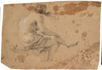 Modelo femenina sentada de espaldas parcialmente, con la pierna izquierda apoyada en el brazo derecho, sobre la rodilla derecha y con un drapeado suelto alrededor de la parte inferior del cuerpo de KKSgb5537 Ubekendt