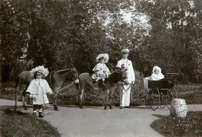 Grandes Duquesas Olga, Tatiana y María de Rusia, Tsarskoye Selo, Rusia, c1899-c1900 de K. von Hahn