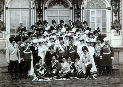 Familia Imperial Rusa fuera del Palacio de Catalina, Tsarskoye Selo, Rusia, principios del siglo XX de K. von Hahn