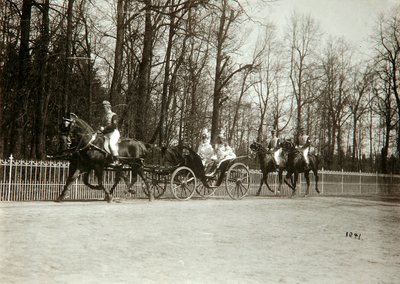 Zar Nicolás II y Zarina Alexandra Fyodorovna de Rusia en un carruaje, principios del siglo XX de K. von Hahn