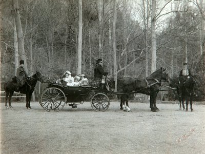 El Zar Nicolás II de Rusia con su familia en el parque de Tsarskoye Selo, Rusia, 1900s de K. von Hahn