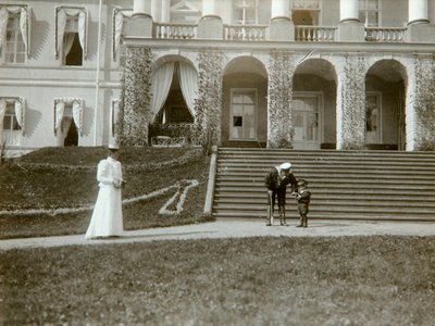 La zarina Alexandra Fyodorovna con el zarevich Alexei de Rusia, c1907-c1910 de K. von Hahn