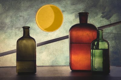 Naturaleza muerta con botellas de colores de Kádár István