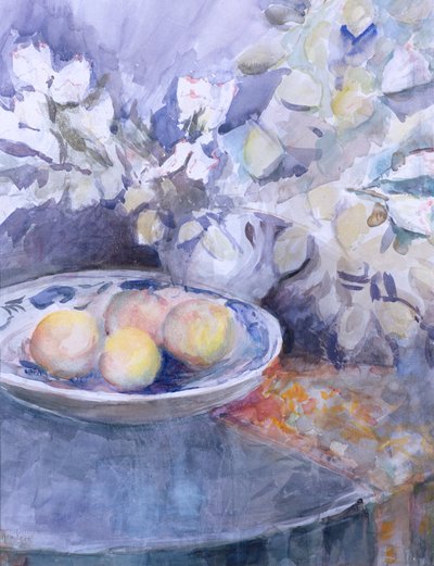 Plato de Delft en una mesa circular de Karen Armitage