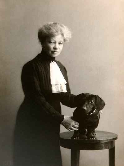 Alexandra Beketova-Blok, autora y traductora rusa, con su perro, principios del siglo XIX de Karl August Fischer