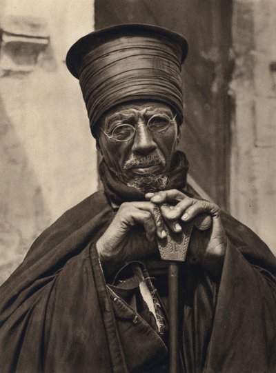 Jerusalén, sacerdotes abisinios (foto en blanco y negro) de Karl Grober