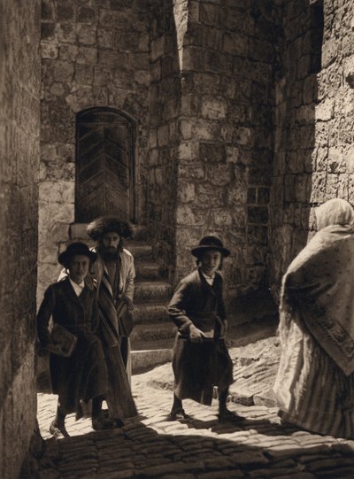 Jerusalén, judíos yendo a la sinagoga (foto en blanco y negro) de Karl Grober