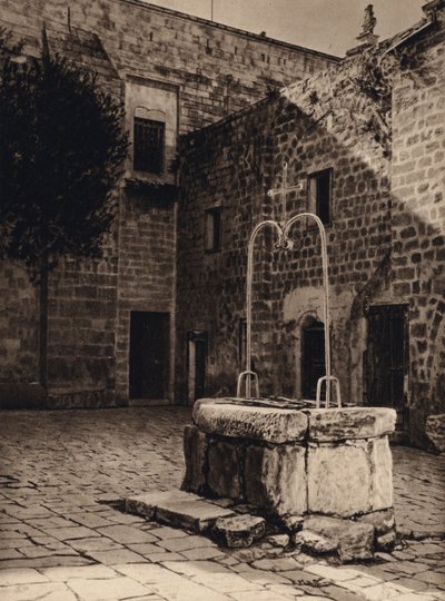 Nazaret, Pozo en el Patio de la Iglesia de la Anunciación (foto b/n) de Karl Grober